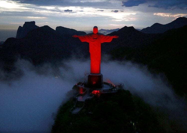 Cristo Redentor iluminado de vermelho no dia Mundial de Luta contra a AIDS - Marcos de Paula/Prefeitura do Rio